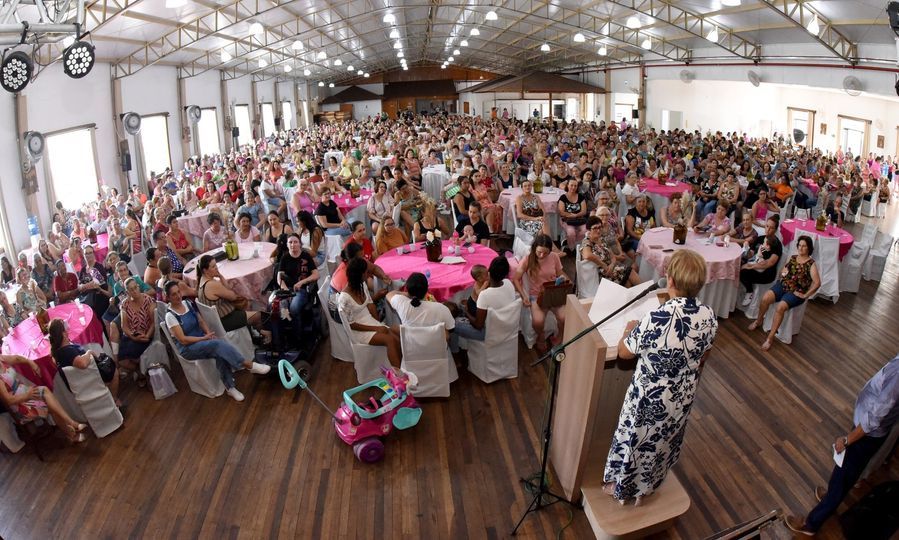 Mais de mil mulheres participam de evento com o humorista Badin em Aratiba