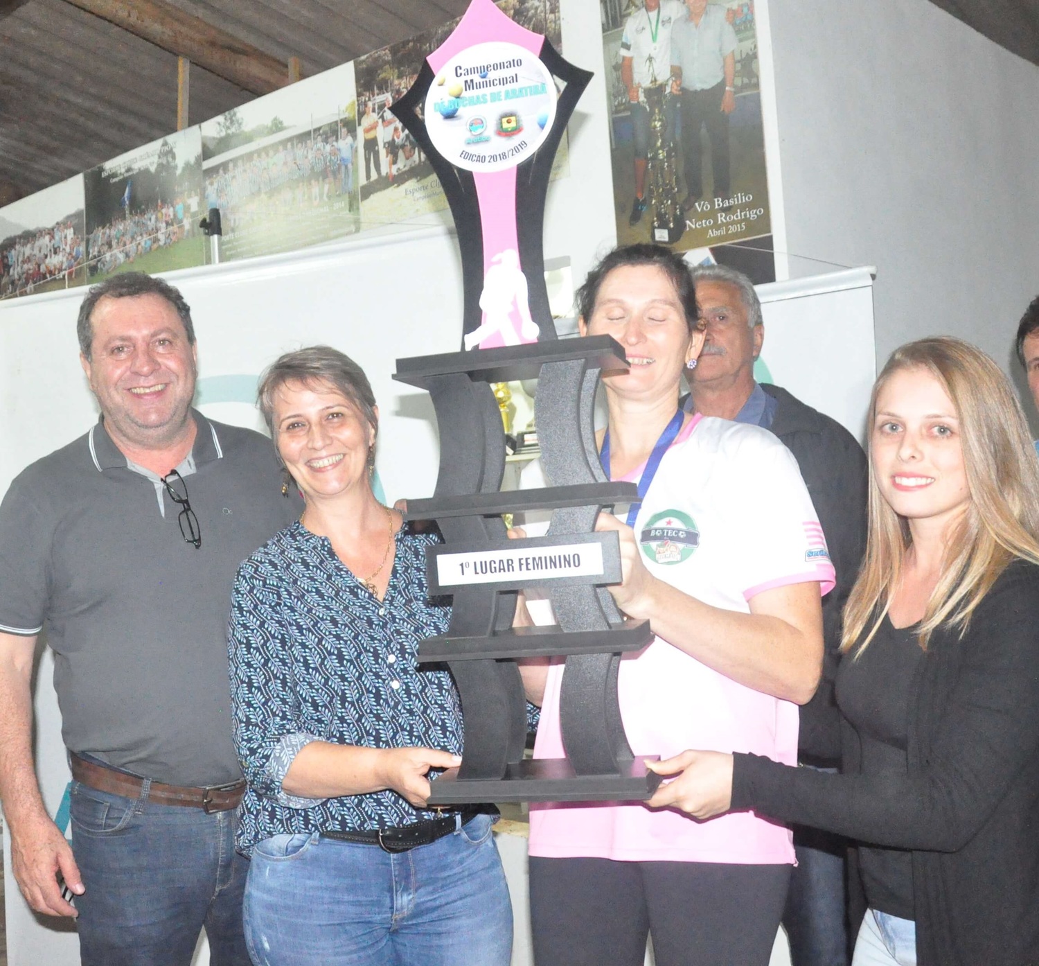 Governo de Aratiba entrega troféu histórico para o 1º lugar na modalidade de bochas feminino