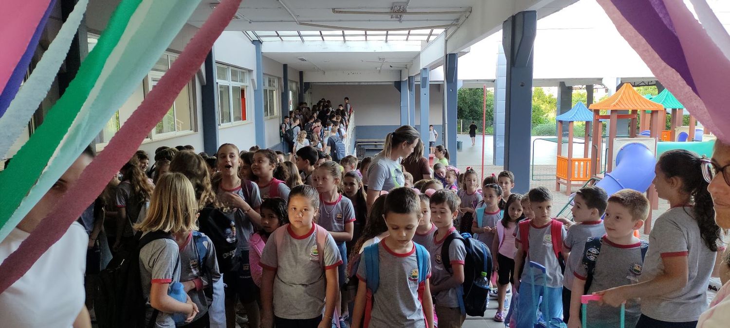 Emoção e reencontro marcam o início do ano letivo 2025 em Aratiba