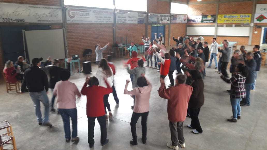 Tarde cinza de inverno é colorida com atividades na Comunidade do Monte Belo – Aratiba.