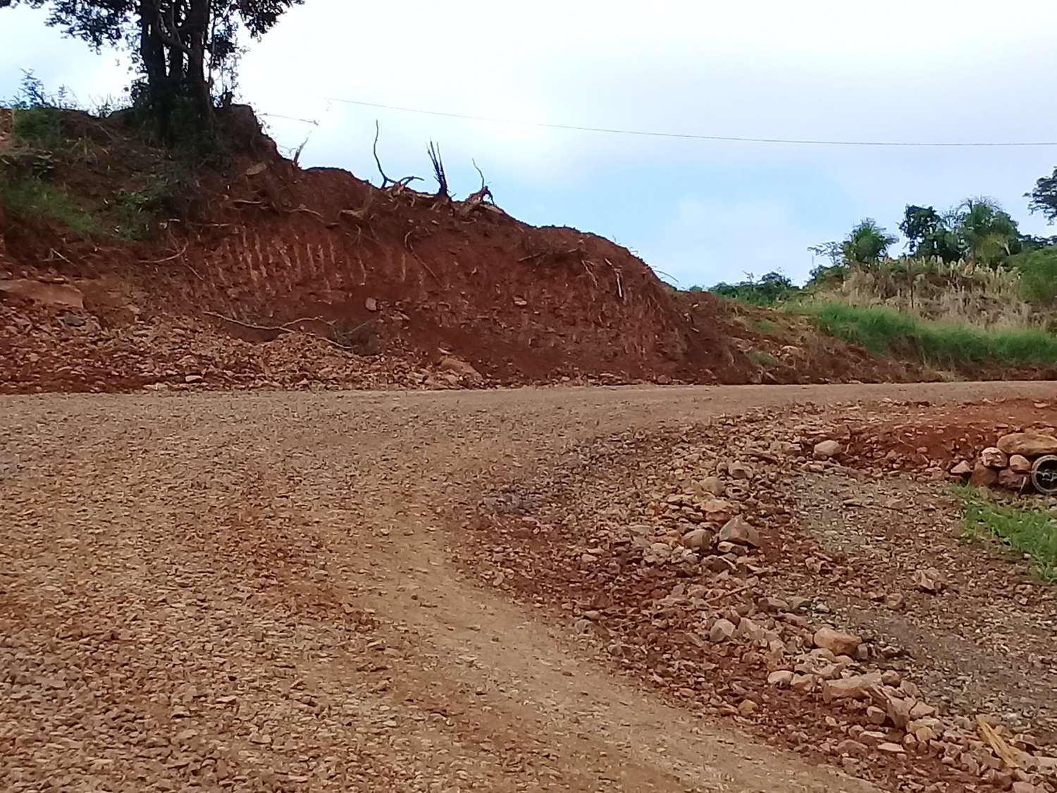 Secretaria de obras realiza serviços em estradas e propriedades rurais de Aratiba.