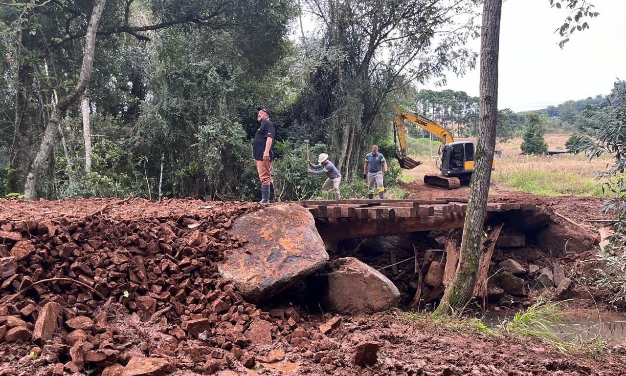 Prefeitura de Aratiba começa reconstruir estradas e pontes