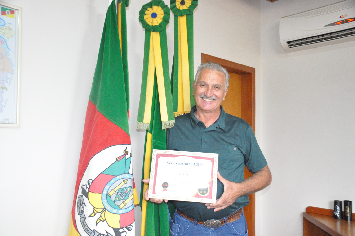 Izelso Zin recebe certificado de Vice-Prefeito Destaque.