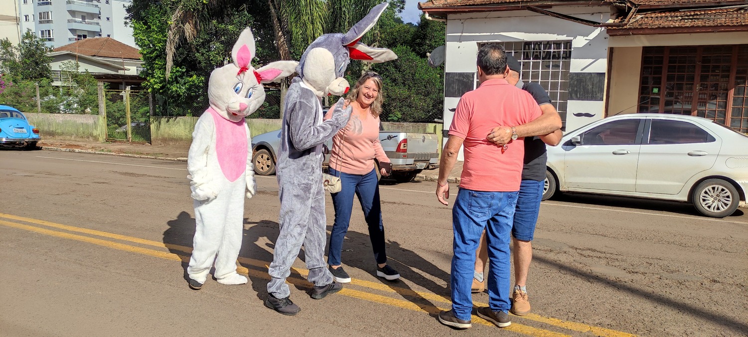 Coelhos Pascoal e Lola levam alegria às ruas de Aratiba em visita especial ao comércio e à indústria