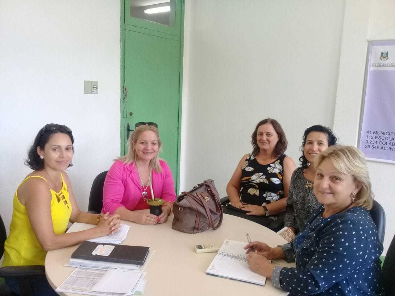 Secretaria de Educação e Escola Básica Aratiba comemoram manutenção do período noturno para 2018.