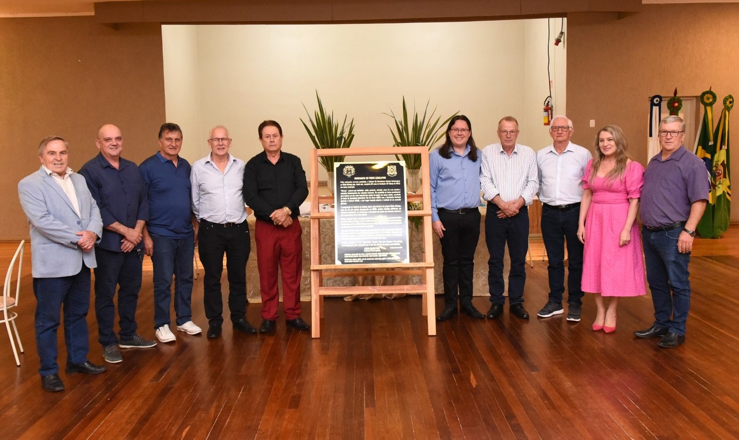 Prefeito e vice participam de homenagem aos 80 anos do clube aliança