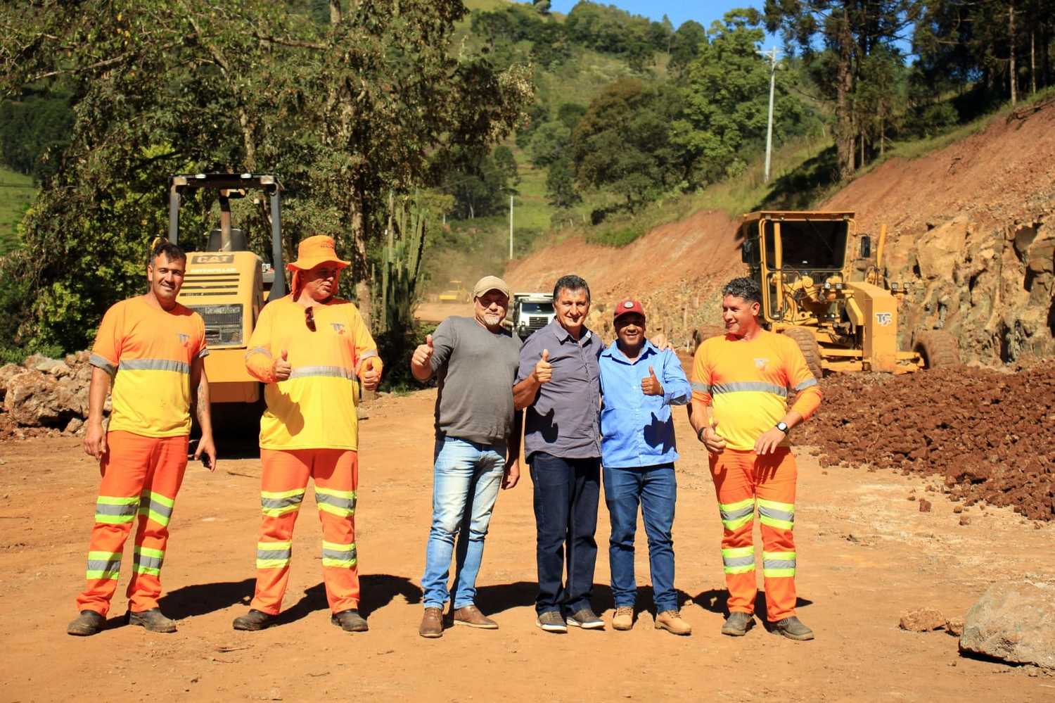Carbonera visita obras de asfaltamento da estrada que liga Barra do Rio Azul e interior de Aratiba à RS 420