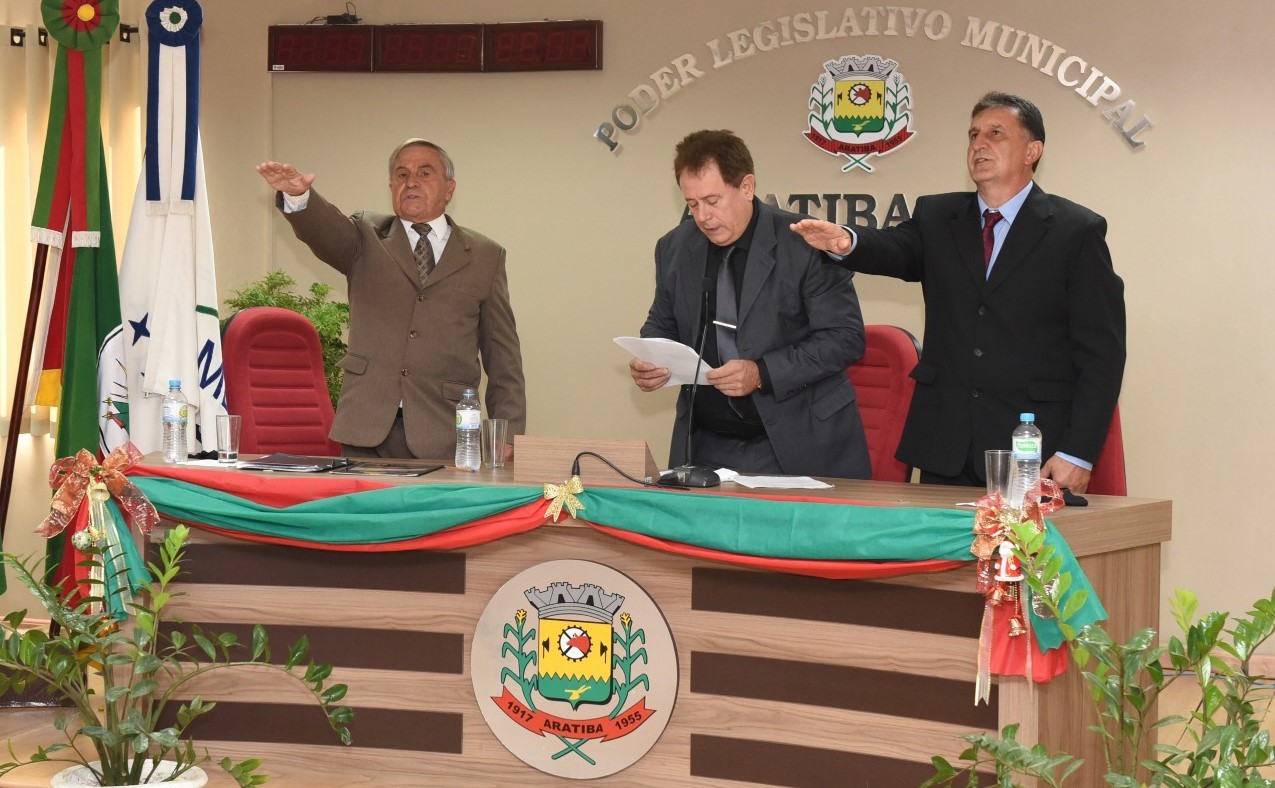 Prefeito, vice e vereadores tomam posse na Câmara de Vereadores