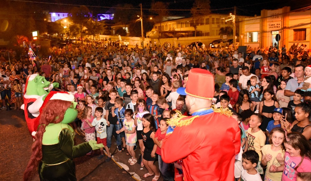 Uma noite mágica : Papai Noel encanta moradores de Aratiba