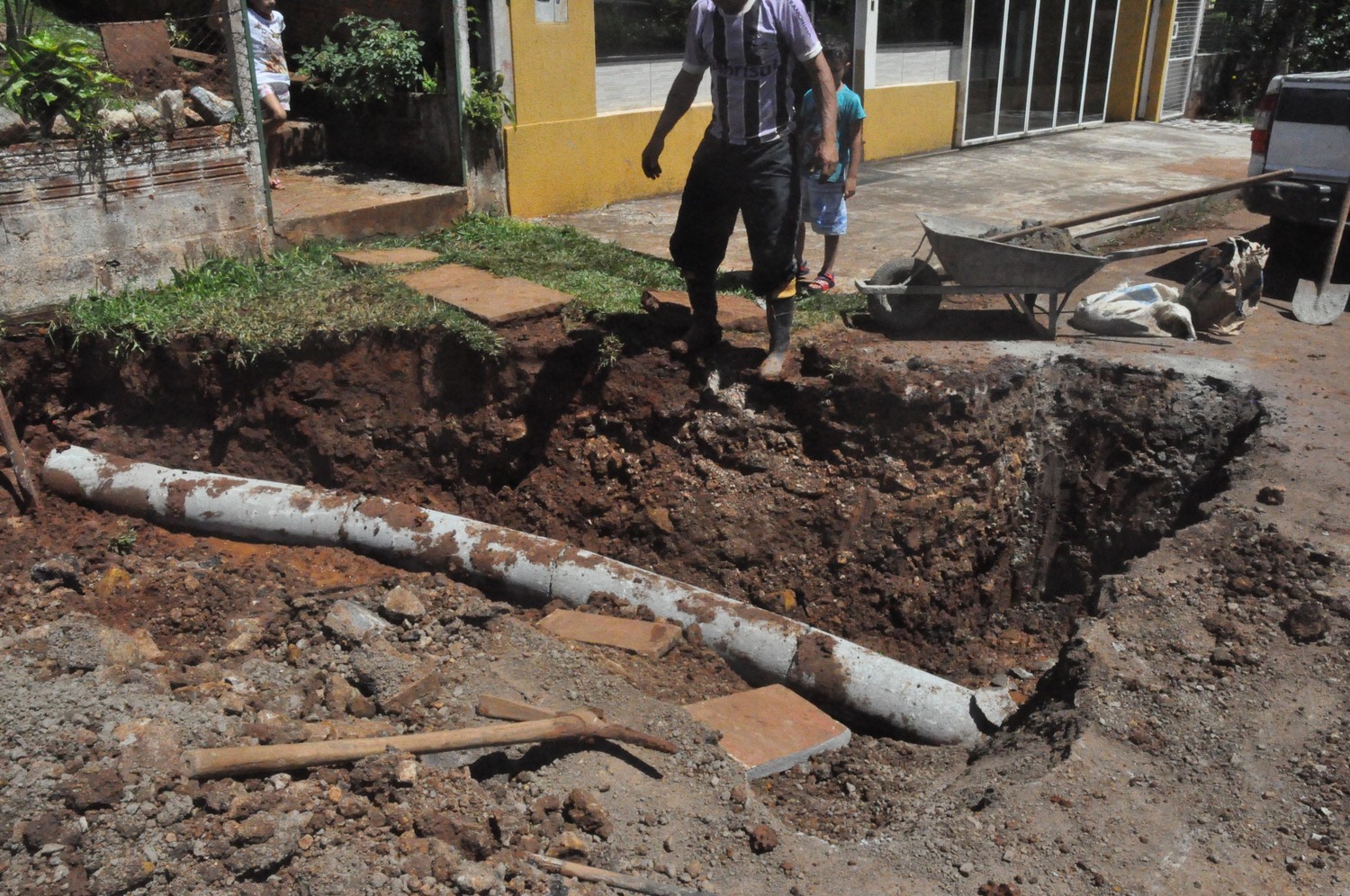 Secretaria Municipal de Obras realiza trabalhos de tubulação