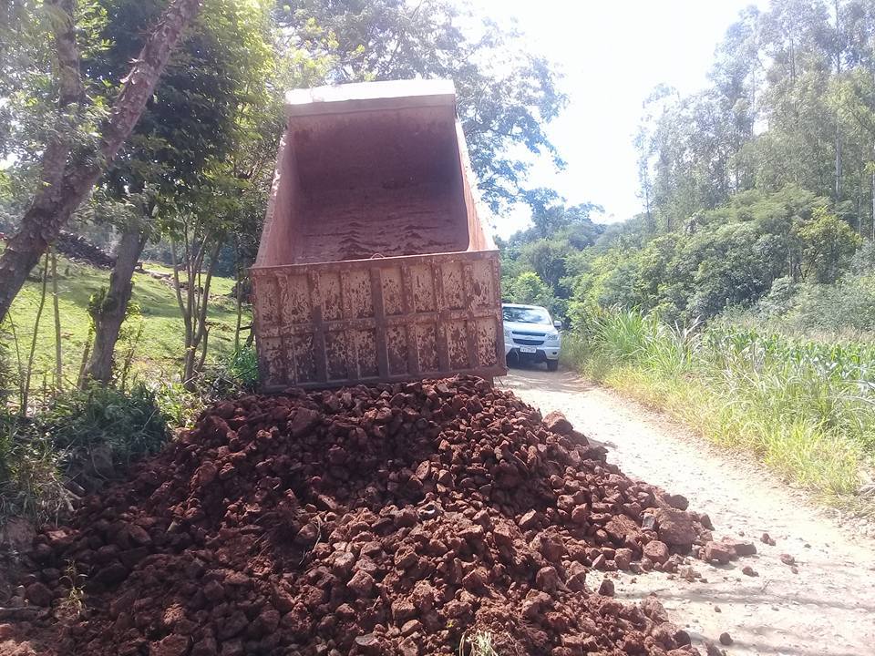 A equipe da Secretaria de Obras em atuação constante nas estradas do nosso município.