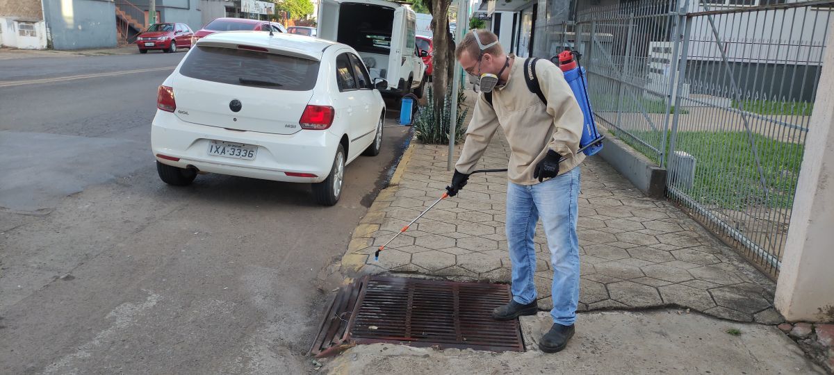 A Administração Municipal vem realizando dedetização em espaços públicos para combater pragas urbanas