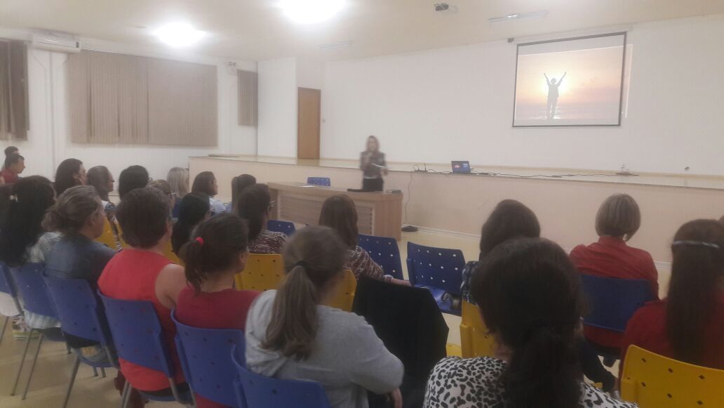 PODER PÚBLICO MUNICIPAL OFERECE CURSO DE FORMAÇÃO PARA PROFESSORES ABORDANDO A INCLUSÃO.
