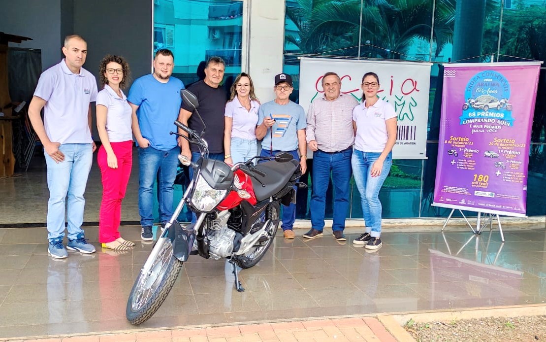 Ganhador da primeira moto na campanha Troca Consciente de Aratiba recebe prêmio