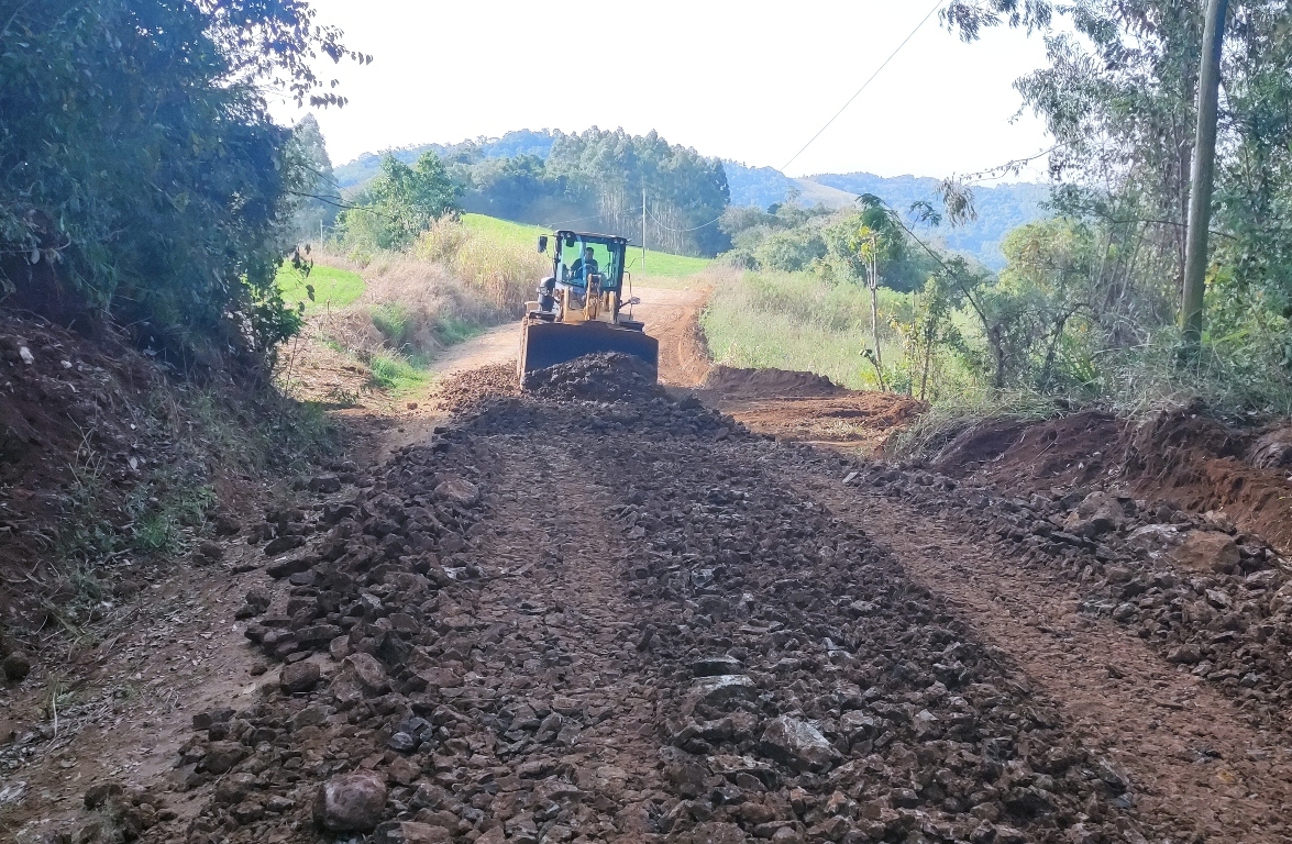 Obras avançam pelo interior do município