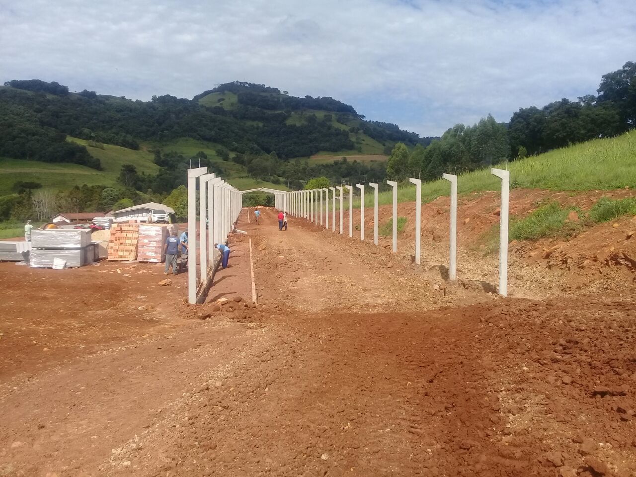 Secretaria de obras realiza trabalhos em propriedades rurais de Aratiba.