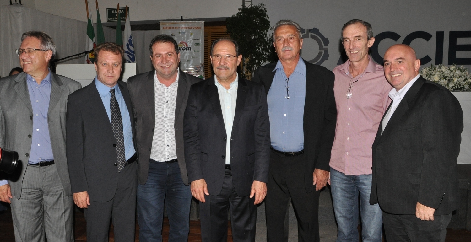 Prefeitos e secretários municipais da região da AMAU, participaram, na sexta- feira, 24, da reunião almoço Prata da Casa, promovida pela Associação Comercial, Cultural e Industrial de Erechim (ACCIE).