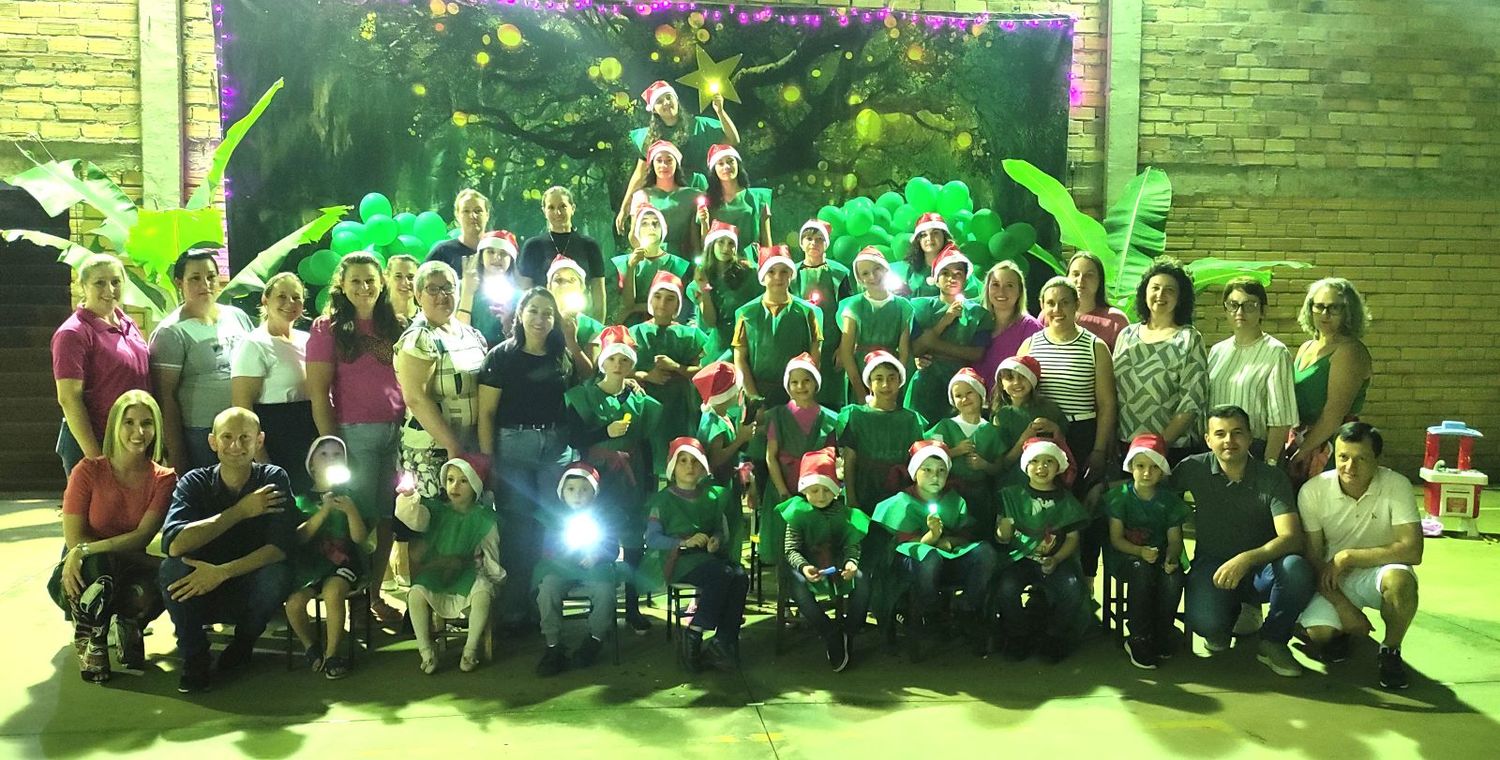 Apresentações de final de ano reúnem familiares na Escola Castro Alves