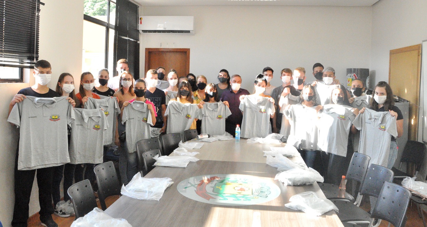 Entrega de uniformes para os estagiários