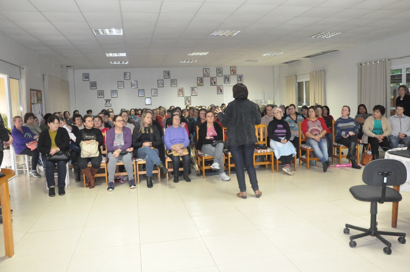 Secretária De Assistência Social realiza palestra com pessoas que participam dos Programas Assistenciais do Município.