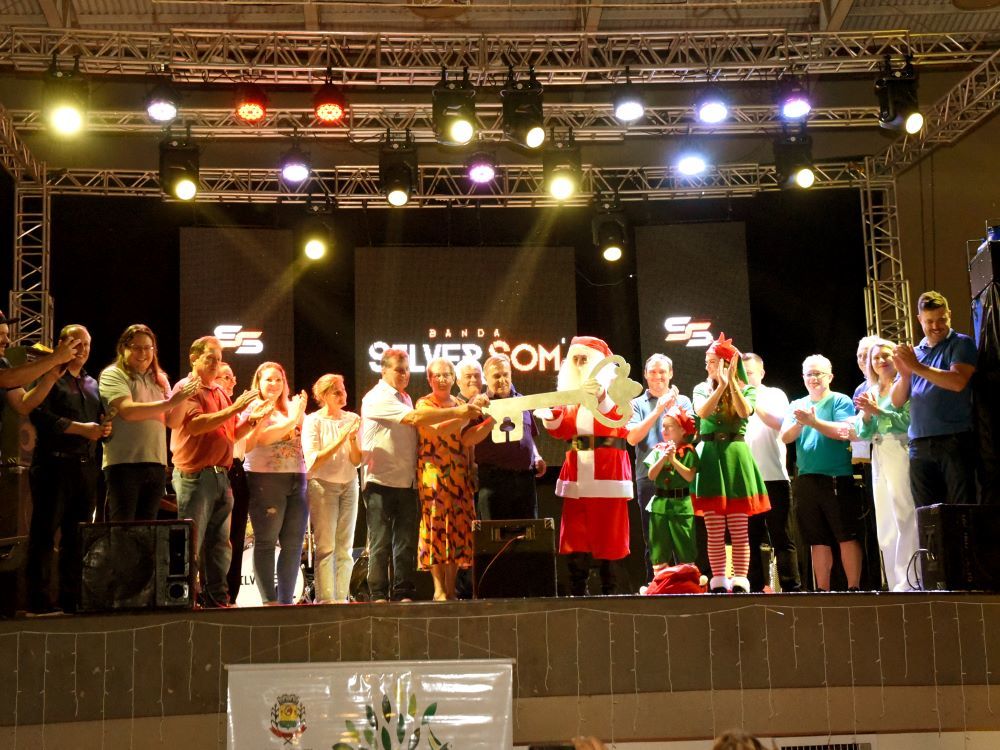 Papai Noel chega em Aratiba e recebe a chave da cidade