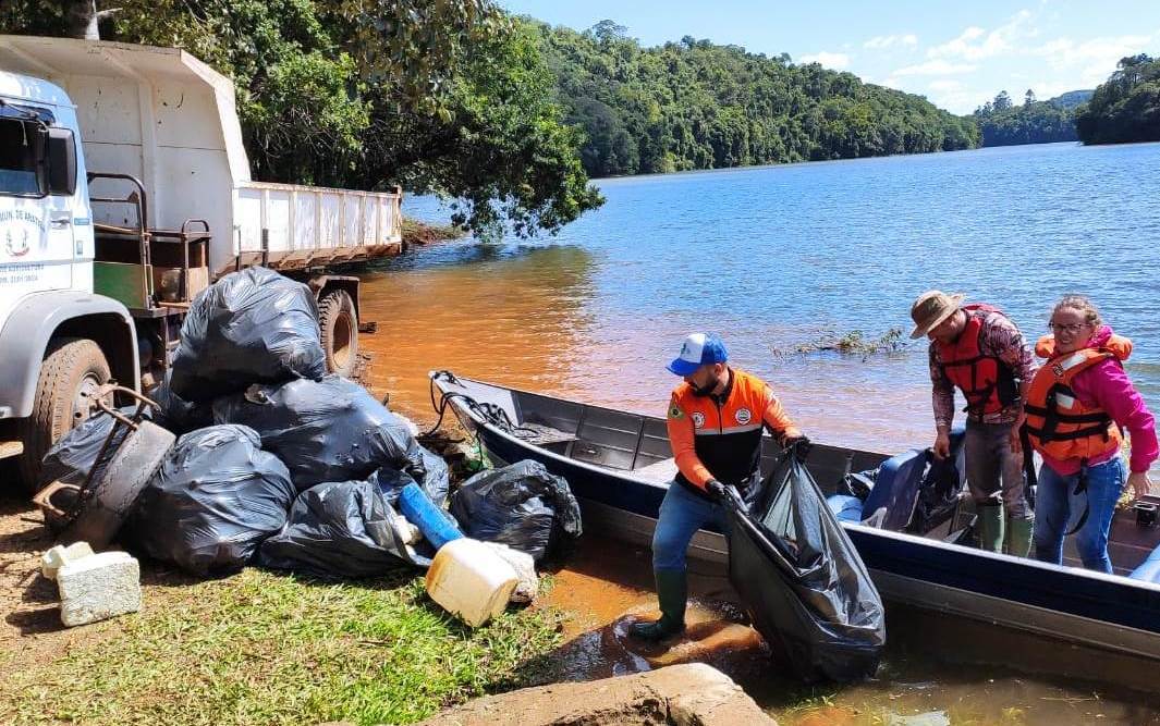 Voluntários de Aratiba participam de ação de limpeza do lago da Usina Itá