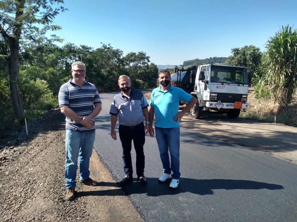 Prefeito e vice acompanham as obras de pavimentação asfáltica na RS 420