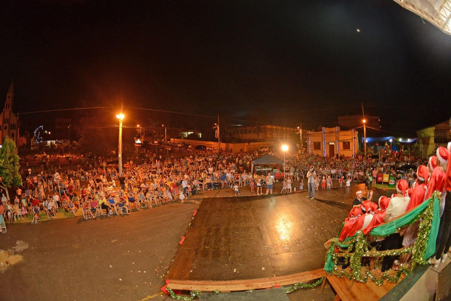 Auto de Natal, distribuição de Doces e Presentes e Show de fogos fizeram a noite de Natal mais comemorativa em Aratiba.