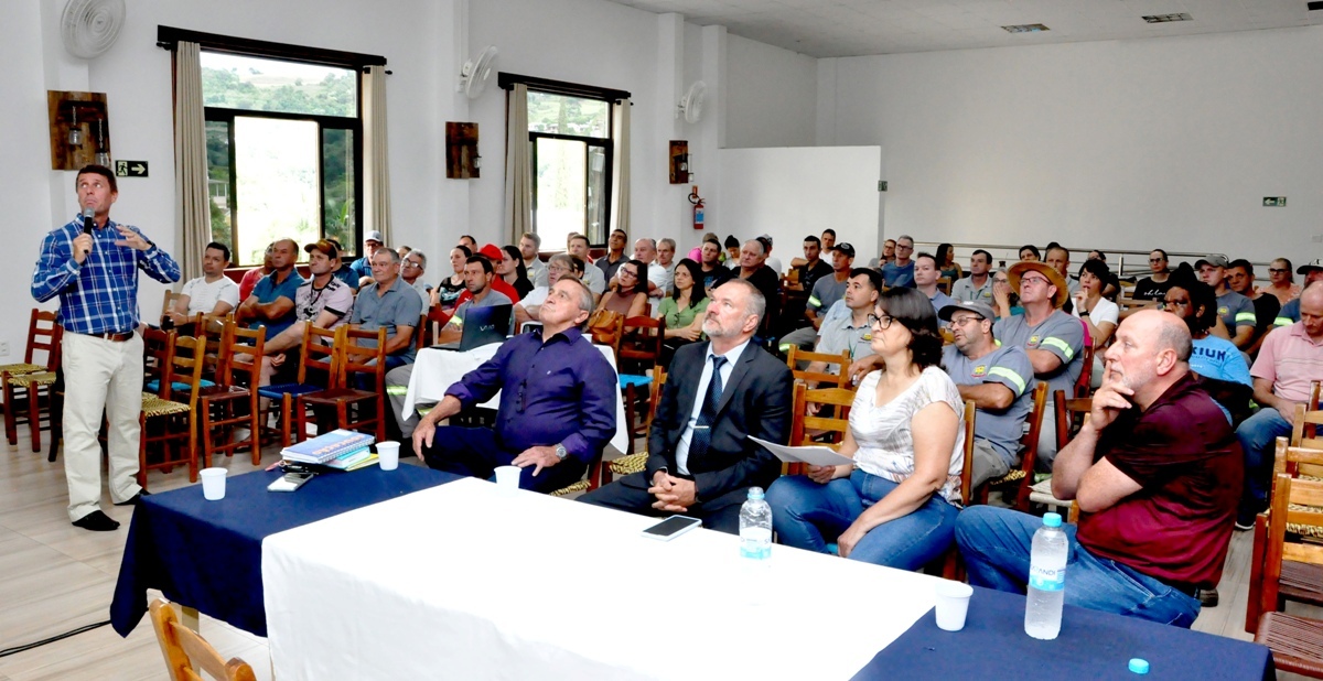 Servidores Municipais de Aratiba participam de assembleia do FPSA