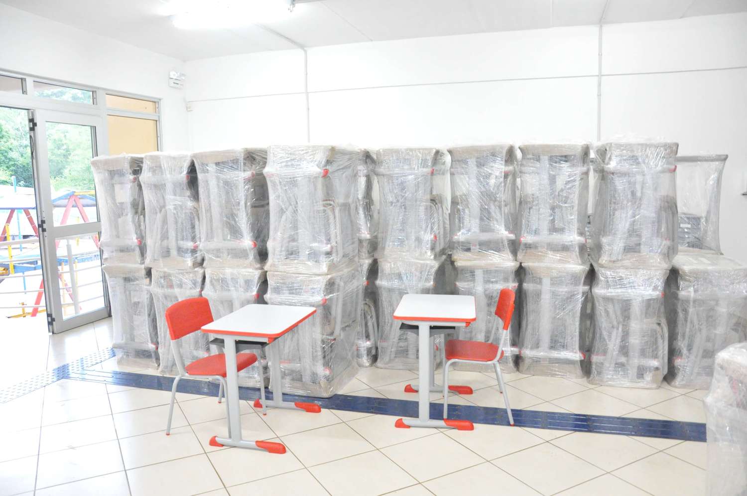 Educação renova mobília da Rede Municipal de Ensino.