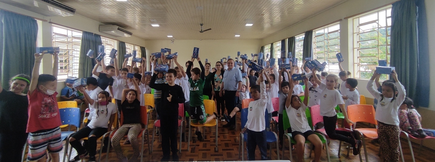 Alunos de Aratiba recebem presentes para celebrar a páscoa