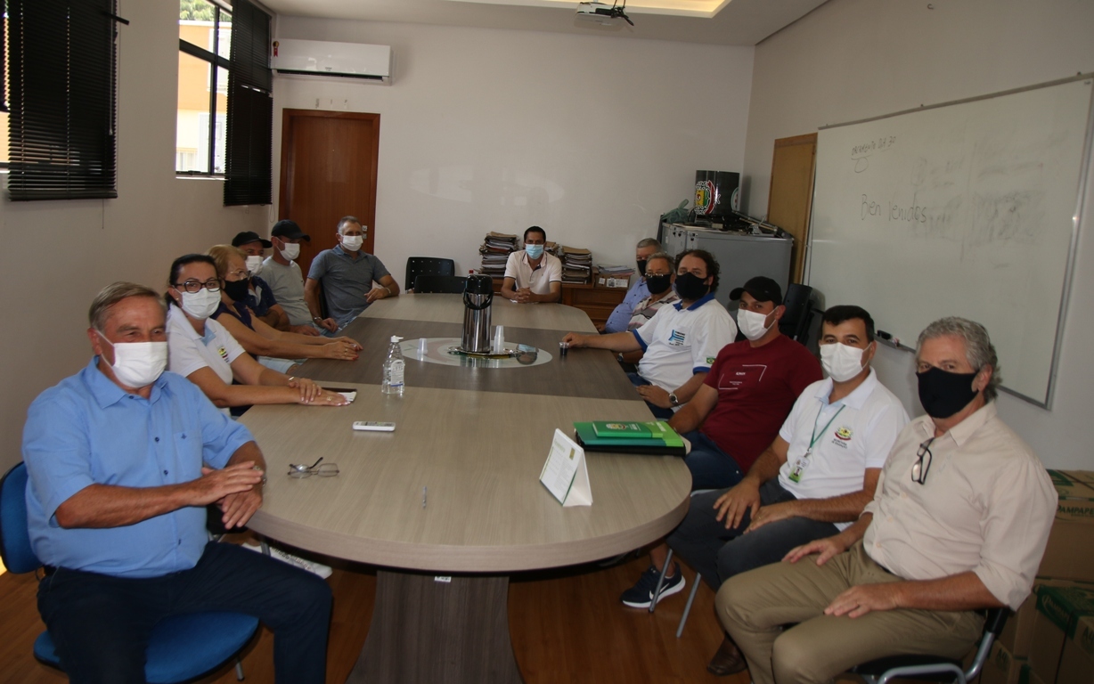 Prefeitura realiza reunião com responsáveis pelas empresas de transporte escolar e universitários