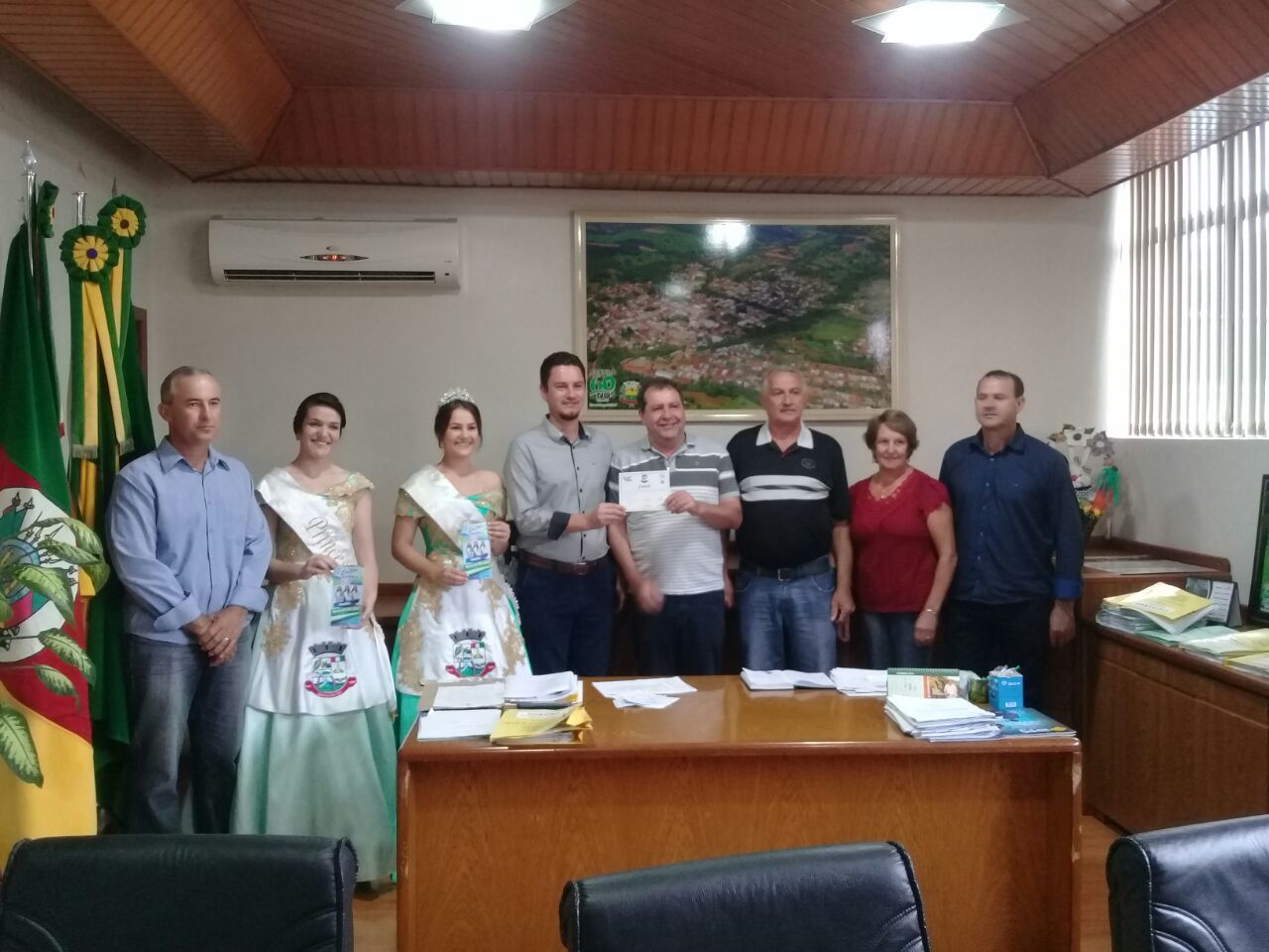 Corte e comitiva da Barra do Rio Azul visitam Aratiba.