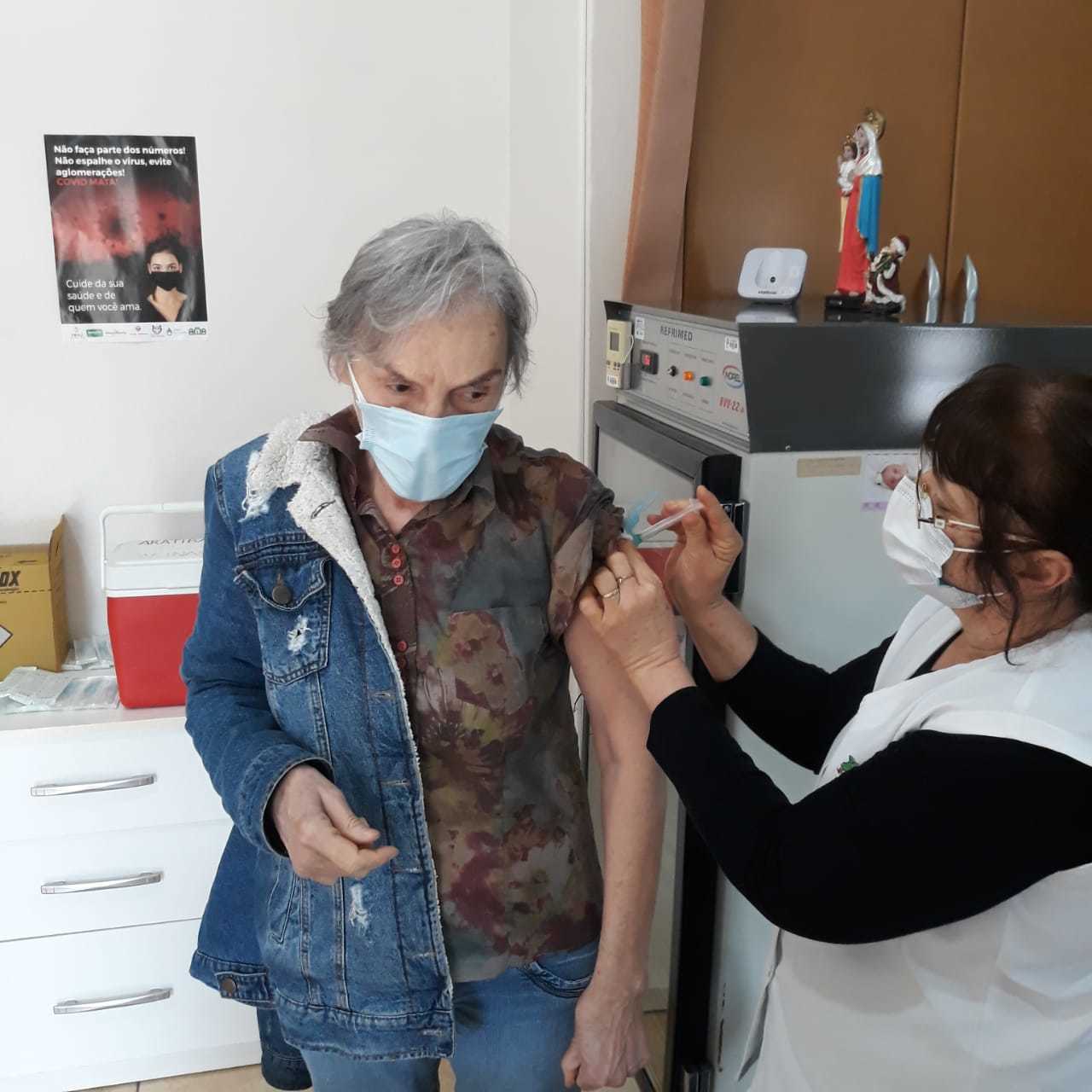 Aratiba começa a aplicar terceira dose de vacina contra a Covid-19 para idosos acima de 70 anos