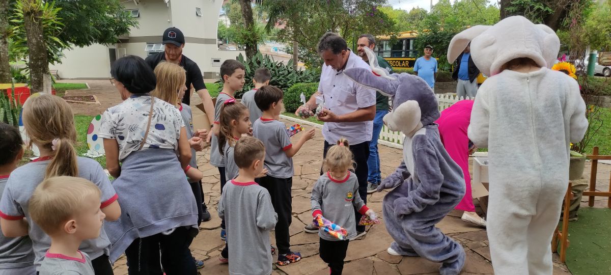 ESTUDANTES DE ARATIBA RECEBEM PRESENTE DE PÁSCOA
