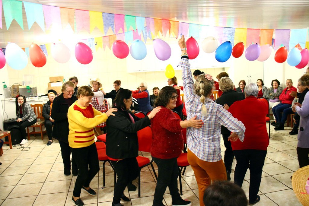 Festa Junina reúne idosos de Aratiba