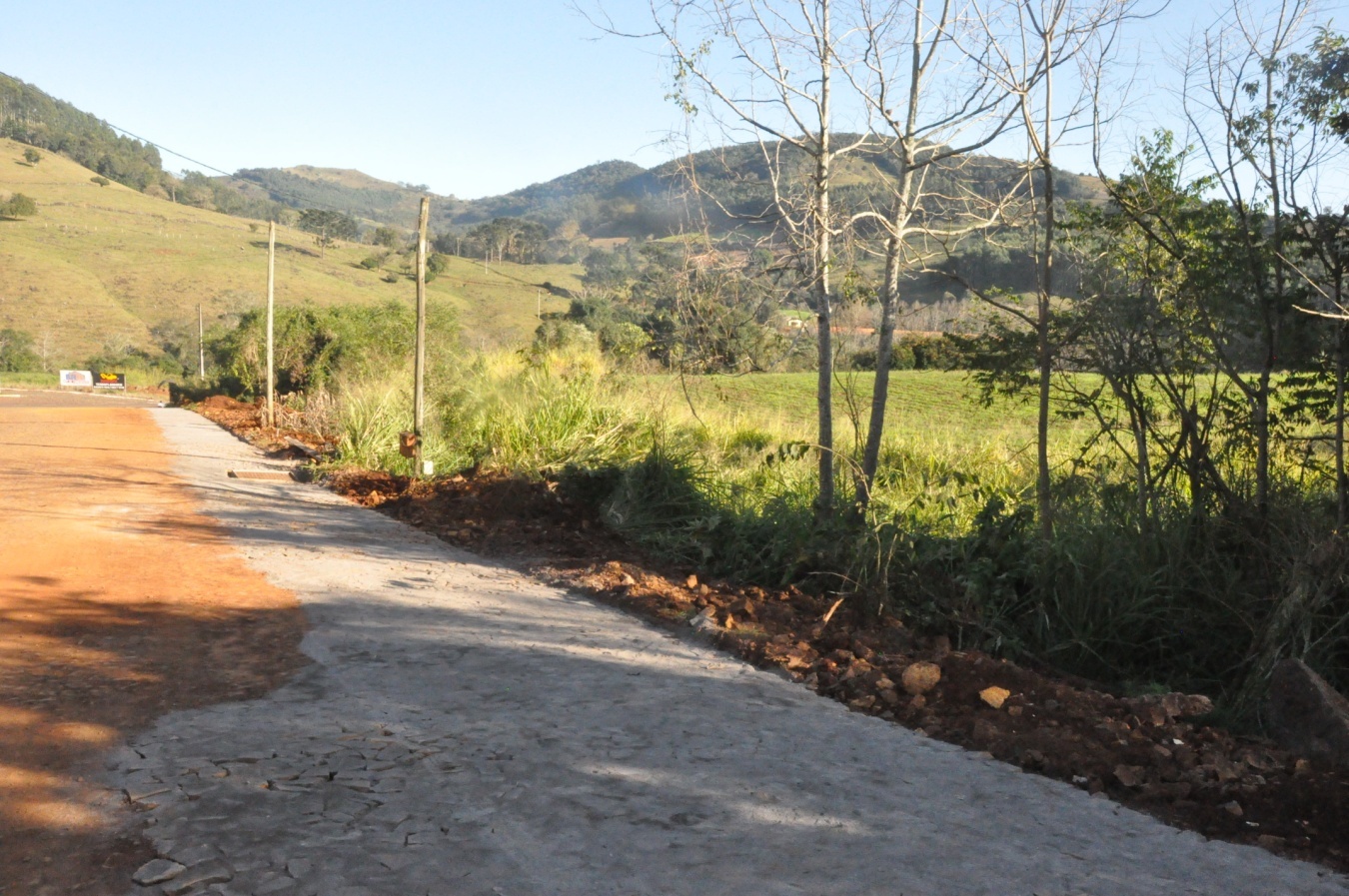 Secretaria de Obras realiza trabalhos de drenagem e calçamento.