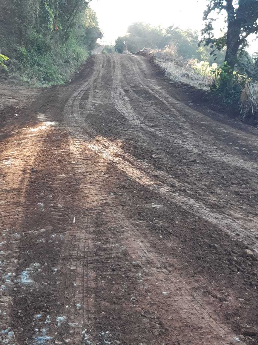 Secretaria de Obras executa manutenção da estrada de acesso aos distritos de Três Barras e Volta Fechada.