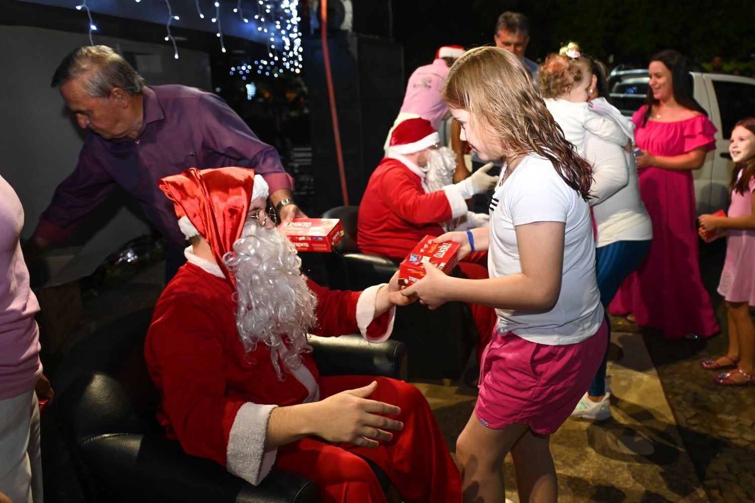 Papai Noel faz a festa de crianças e adultos em Aratiba
