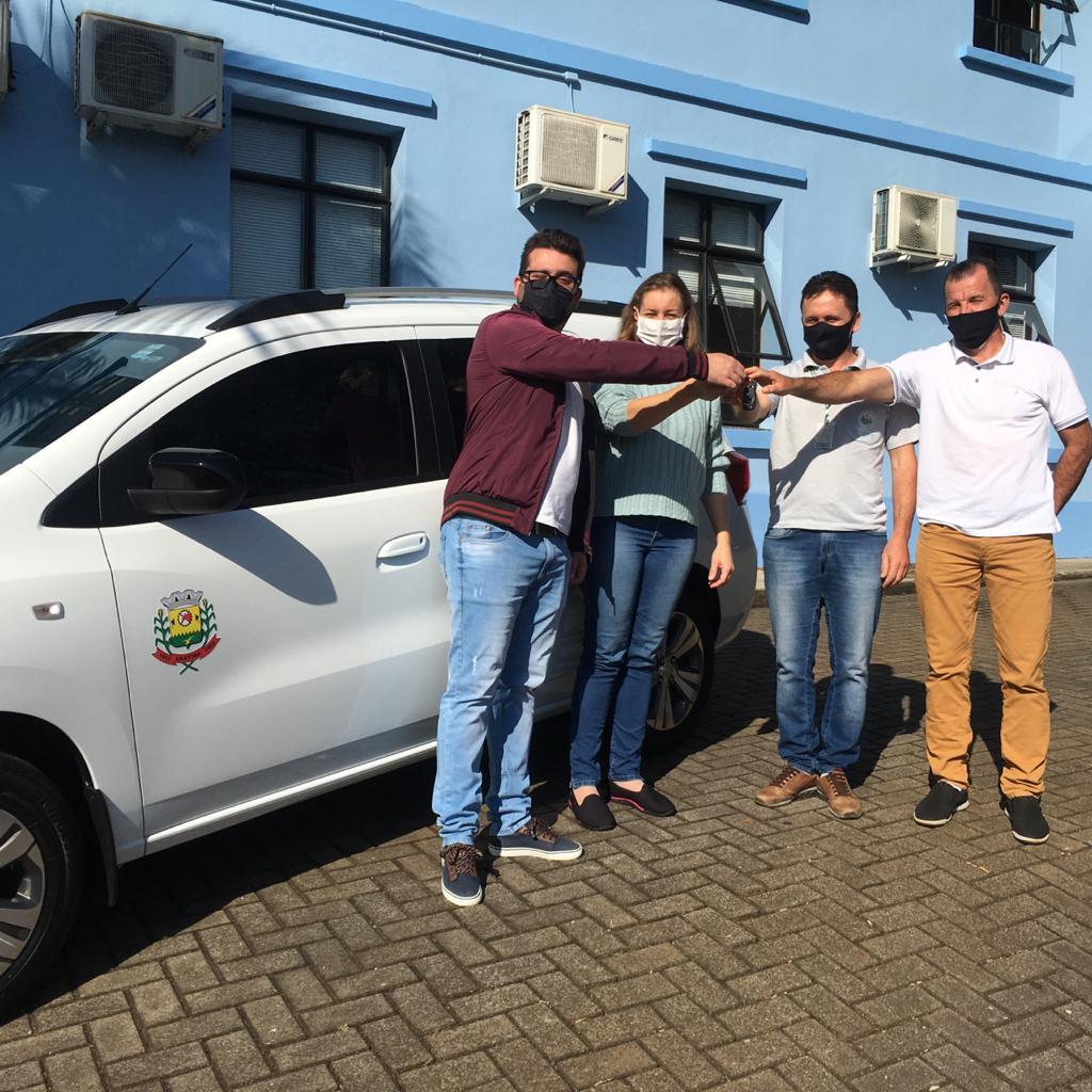 Secretaria de Saúde adquire novo carro para transporte de pacientes.