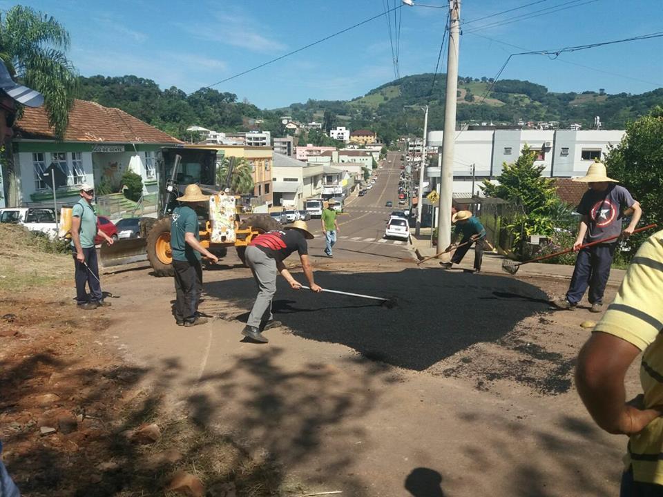 Secretaria Municipal de Obras de Aratiba realiza trabalhos na zona urbana e rural do Município.