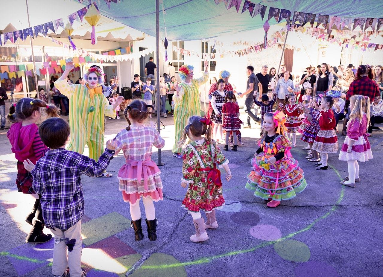 Escola Pingo de Gente comemora festa junina.