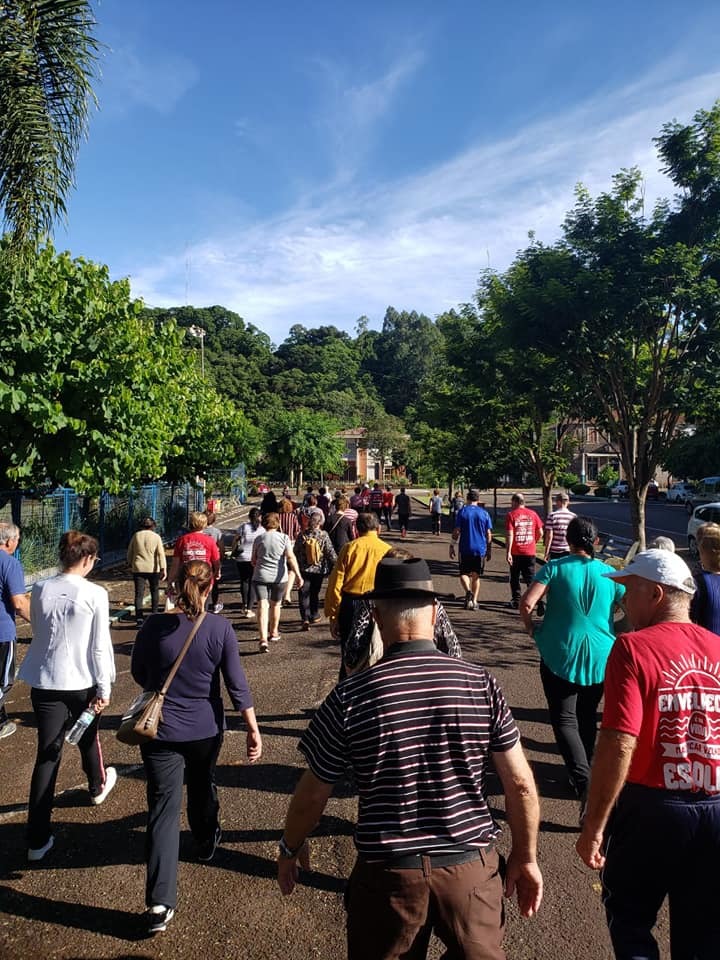 Aratiba realiza primeira caminhada dos idosos.