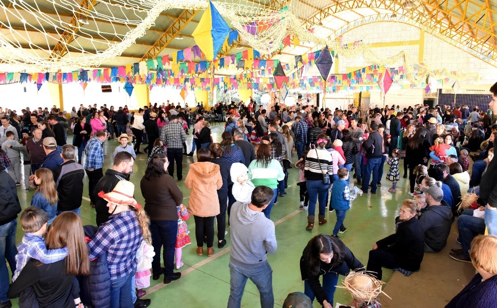 Diversão e dança marcaram a tradicional festa junina da Escola Pingo de Gente