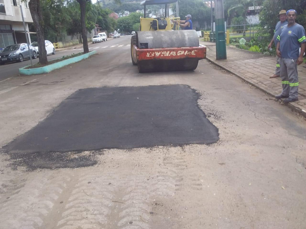 Ruas da cidade recebem reparos com asfalto