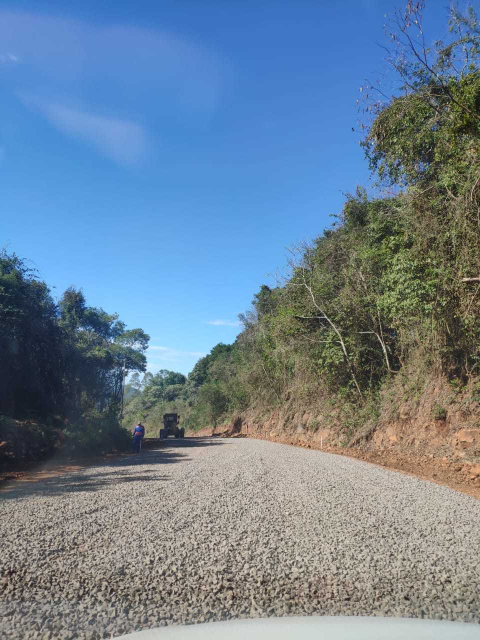 Começa a colocação do rachão na RS 420