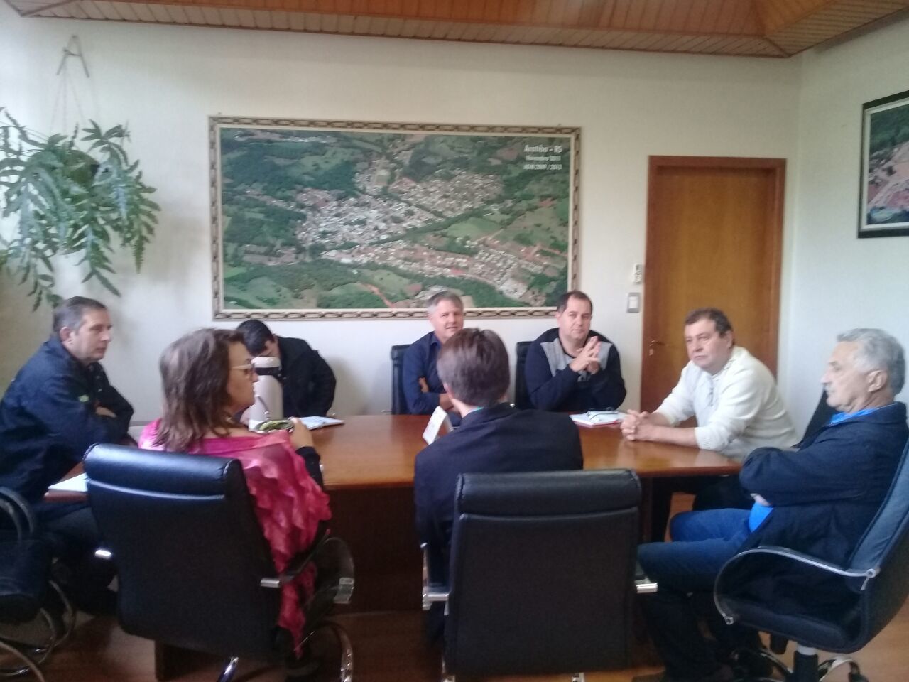 Poder Público Municipal reúne Agências financeiras para pensar em medidas para amenizar perdas na cadeia de produção leiteira.