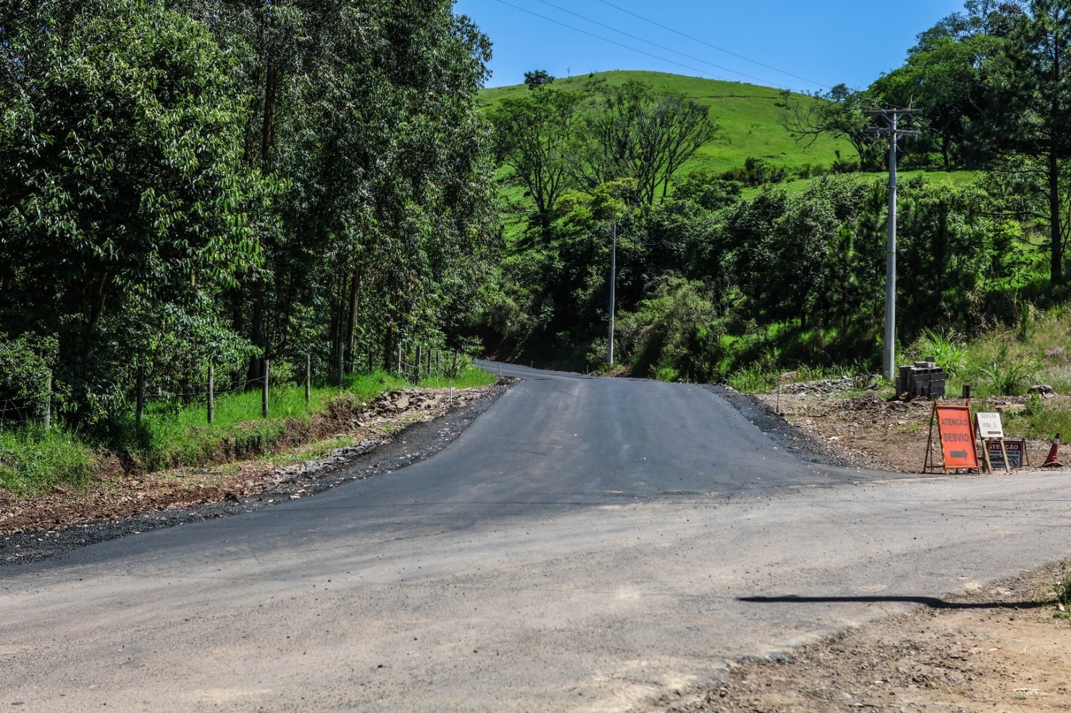 Avançam obras de pavimentação asfáltica que liga comunidade de Esperança Alta