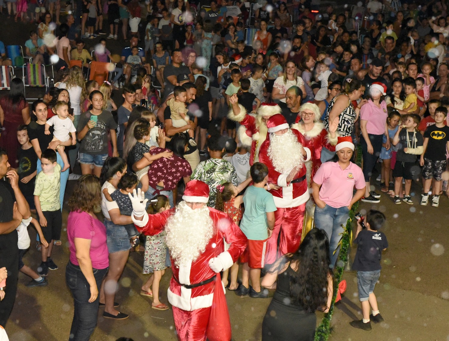 Centenas de crianças recebem presente de Natal em Aratiba
