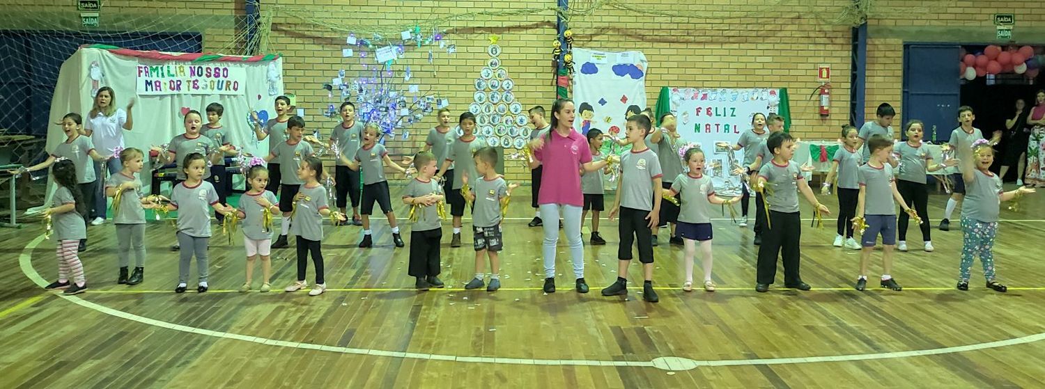Alunos da escola São Roque fazem apresentação de final de ano